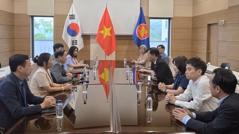 Toàn cảnh buổi làm việc.