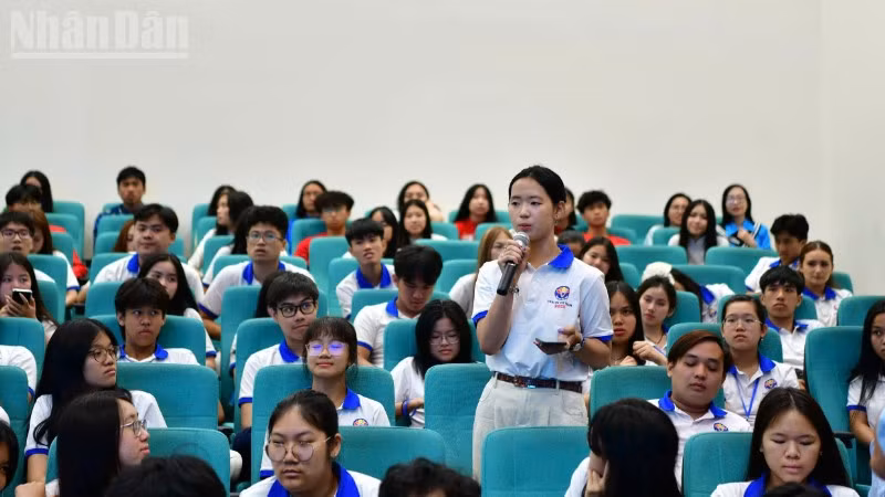 Các bạn trẻ kiều bào trao đổi tại chương trình giao lưu, gặp gỡ với cán bộ chiến sĩ "mũ nồi xanh" Việt Nam. 