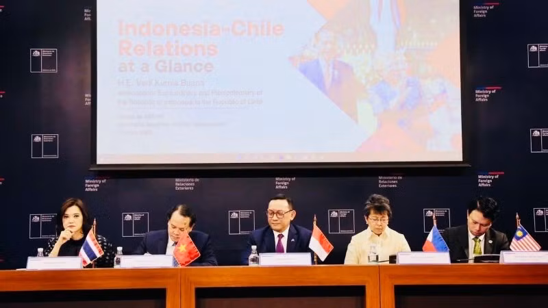 Đại sứ và đại diện cơ quan ngoại giao các nước Indonesia, Philippines, Thái Lan, Việt Nam và Malaysia tại chương trình.