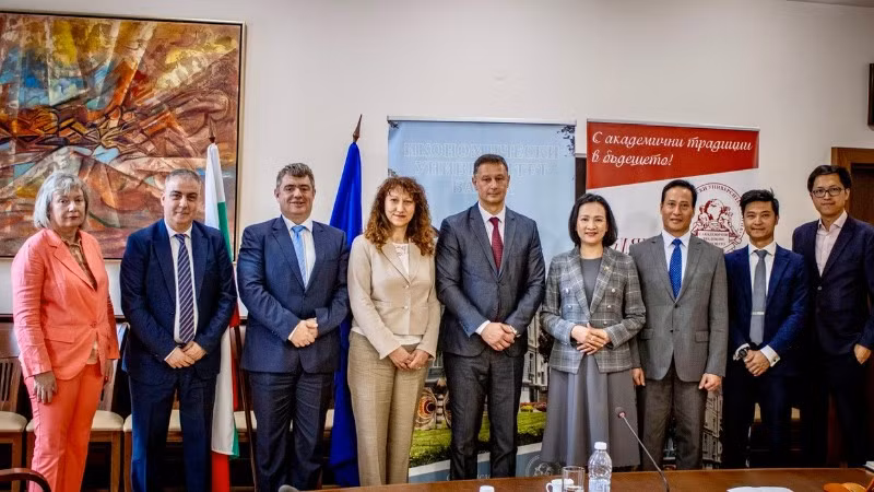 Đại sứ Việt Nam tại Bulgaria Nguyễn Thị Minh Nguyệt có các cuộc làm việc với đại diện giới học thuật và doanh nghiệp tại Varna.