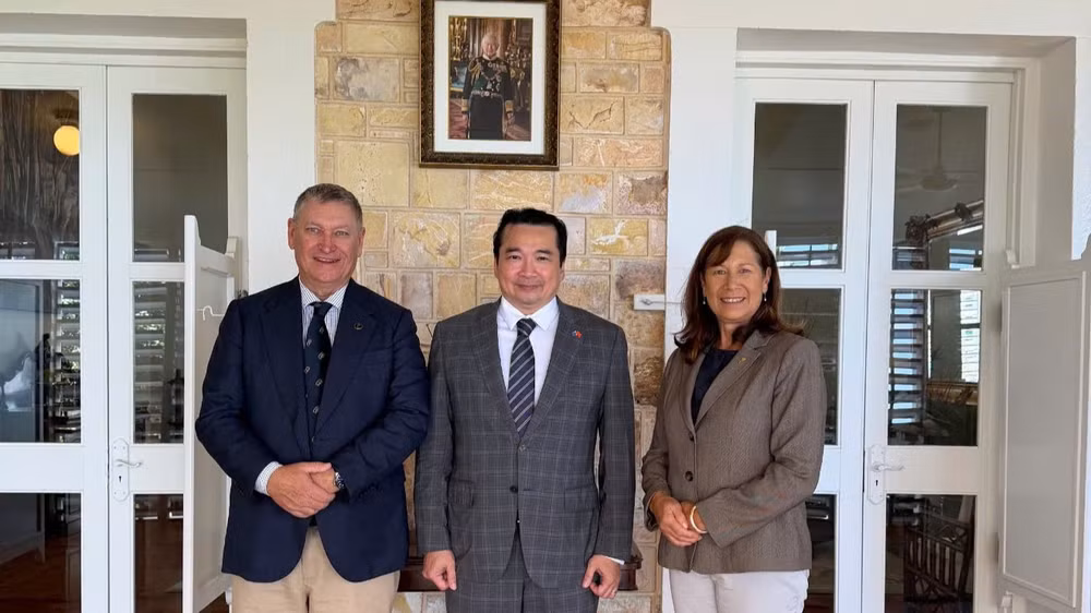 Tổng Lãnh sự Phạm Hải Anh chụp ảnh kỷ niệm cùng Thống đốc Lãnh thổ Bắc Australia David Connolly và Phu nhân. (Ảnh: Tổng Lãnh sự quán Việt Nam tại Perth cung cấp)