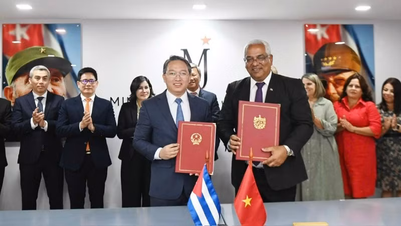 Bộ trưởng Tư pháp Nguyễn Hải Ninh và Bộ trưởng Tư pháp Cuba Silveira ký kết Thỏa thuận hợp tác thực hiện "Dự án hỗ trợ kỹ thuật tăng cường năng lực xây dựng và thực thi pháp luật cho Cuba" - dự án hỗ trợ kỹ thuật đầu tiên của Việt Nam dành cho Cuba trong lĩnh vực thể chế. (Ảnh: Đại sứ quán Việt Nam tại Cuba)