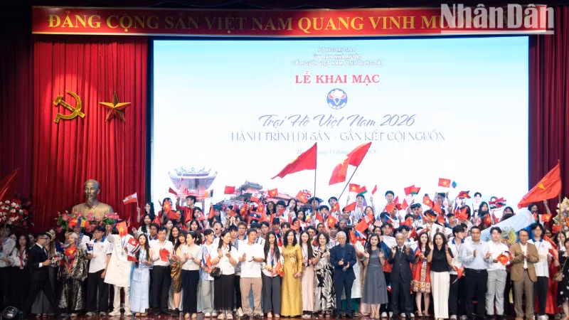 Ban Tổ chức chụp ảnh với các đại biểu tham dự Trại hè Việt Nam 2026. (Ảnh: MINH DUY)