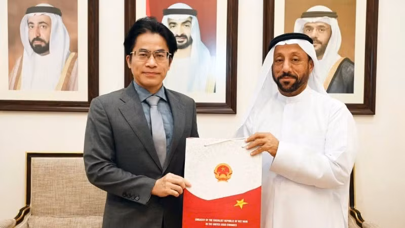 Đại sứ Nguyễn Thanh Diệp và Chủ tịch Phòng Thương mại và Công nghiệp Sharjah Abdalla Sultan Al Owais. (Ảnh do Đại sứ quán Việt Nam tại UAE cung cấp)
