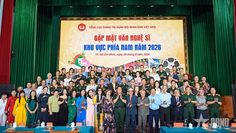 Đại tướng Nguyễn Trọng Nghĩa chụp ảnh lưu niệm cùng các nghệ sĩ.