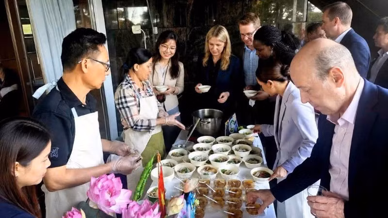 Phở Việt Nam là điểm nhấn nổi bật, thu hút đông đảo khách mời quốc tế đến thưởng thức. (Ảnh: Đại sứ quán Việt Nam tại Phần Lan cung cấp)