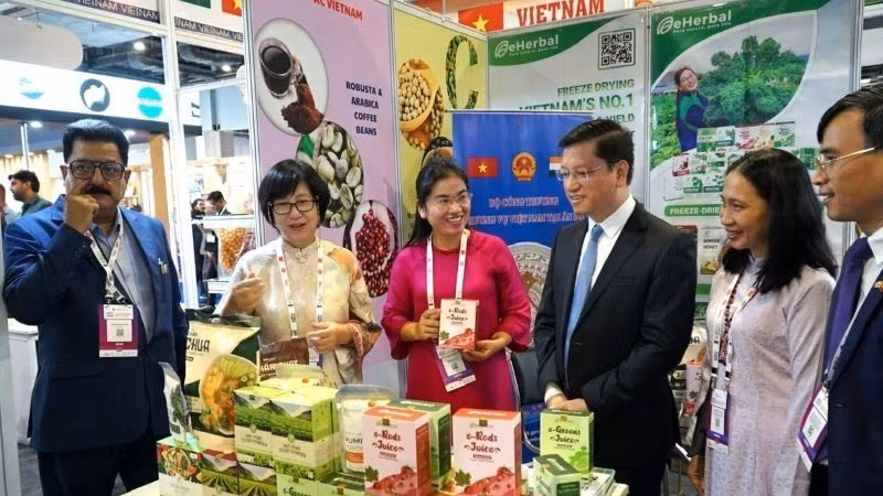 Đại sứ Việt Nam tại Ấn Độ Nguyễn Thanh Hải và Tham tán Thương mại Bùi Trung Thướng thăm gian hàng giới thiệu sản phẩm của Việt Nam.