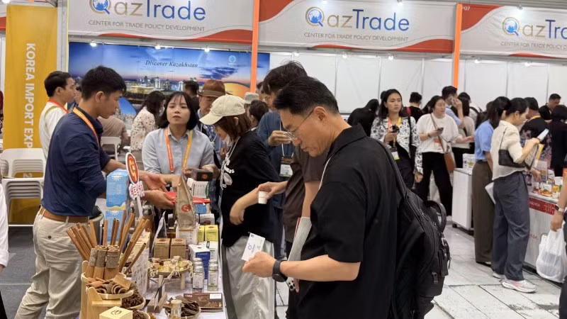 Khách tham quan triển lãm quan tâm đến sản phẩm của các doanh nghiệp Việt Nam.