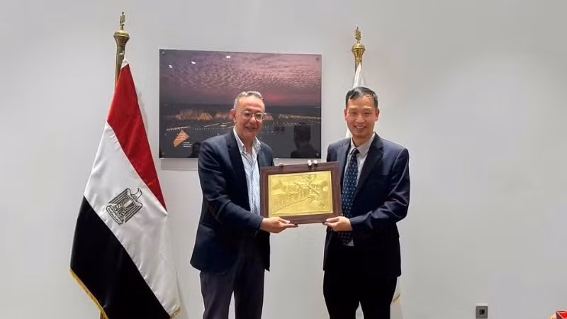 Đại sứ Nguyễn Nam Dương trao quà kỷ niệm tặng Giáo sư, Tiến sĩ Ahmed Ghoneim, Giám đốc Đại Bảo tàng quốc gia Ai Cập. (Ảnh: Đại sứ quán Việt Nam tại Ai Cập cung cấp)