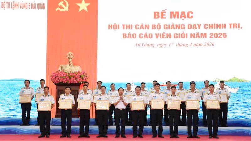 Chuẩn Đô đốc Ngô Văn Thành trao thưởng cho các thí sinh đạt thành tích tốt. (Ảnh do Vùng 5 Hải quân cung cấp)