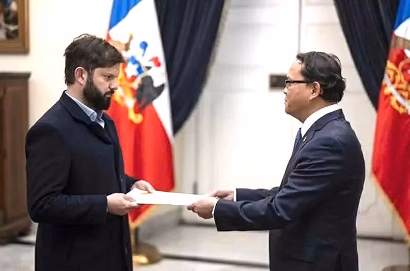 Đại sứ Nguyễn Việt Cường trình Quốc thư lên Tổng thống Cộng hòa Chile Gabriel Boric Font. (Ảnh: Đại sứ quán Việt Nam tại Chile)