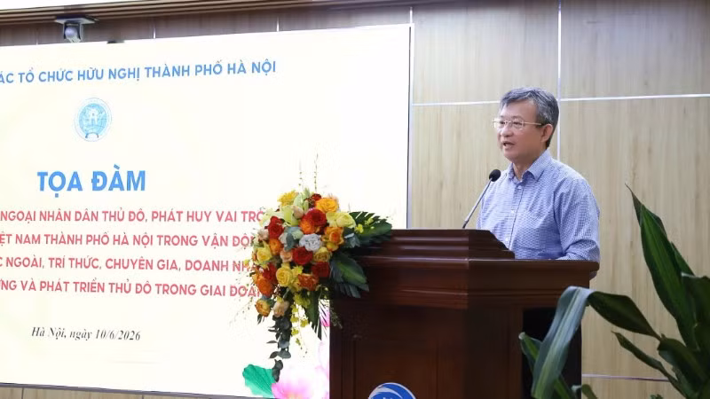 Chủ tịch Liên hiệp các tổ chức hữu nghị thành phố Hà Nội Nguyễn Ngọc Kỳ phát biểu tại tọa đàm.