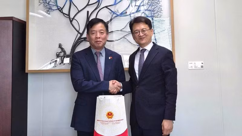 Đại sứ Vũ Hồ và Cục trưởng Lãnh sự, Bộ Ngoại giao Hàn Quốc Yoo Byung-seok. (Ảnh do Đại sứ quán Việt Nam tại Hàn Quốc)