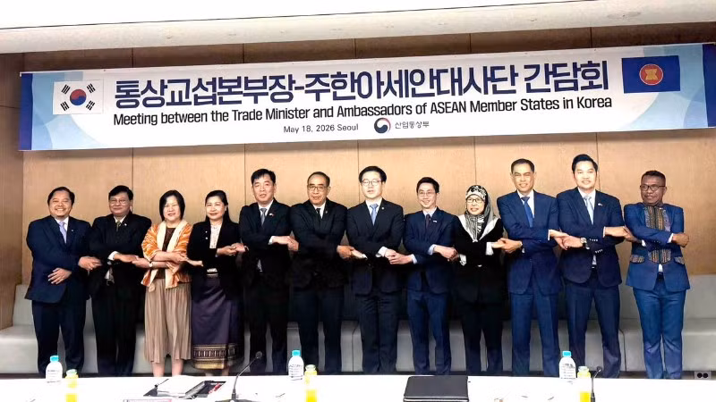 Bộ trưởng Yeo Han-koo và Đại sứ các nước ASEAN chụp ảnh kỷ niệm. (Ảnh do Đại sứ quán Việt Nam tại Hàn Quốc cung cấp)