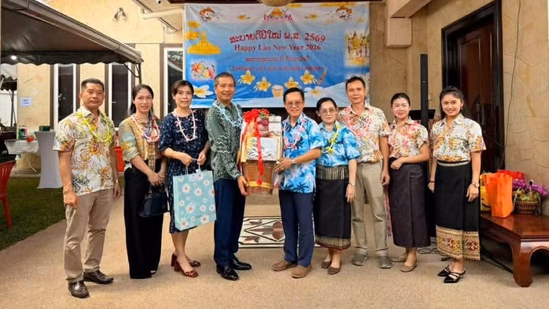 Đại sứ Việt Nam tại Malaysia Đinh Ngọc Linh và cán bộ Đại sứ quán chúc Tết và tham gia chung vui các hoạt động đón Tết cùng Đại sứ quán Lào tại Malaysia.