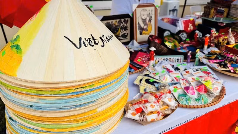 Một góc trưng bày các sản phẩm thủ công mỹ nghệ truyền thống của Việt Nam. (Ảnh: Đại sứ quán Việt Nam tại Slovakia cung cấp)