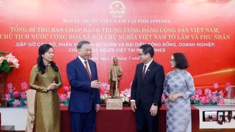 Tổng Bí thư, Chủ tịch nước Tô Lâm và Phu nhân trao đổi cùng Đại sứ Việt Nam tại Philippines Lại Thái Bình và Phu nhân tại buổi gặp gỡ cán bộ, nhân viên Đại sứ quán và đại diện cộng đồng doanh nghiệp và người Việt Nam tại Philippines. (Ảnh: Đại sứ quán Việt Nam tại Philippines cung cấp)