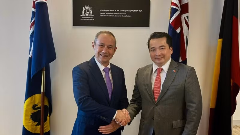 Tổng Lãnh sự Phạm Hải Anh chào xã giao Thủ hiến bang Tây Australia Roger Cook. (Ảnh: Tổng Lãnh sự Việt Nam tại Perth cung cấp)