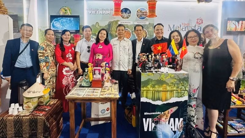 Cán bộ Đại sứ quán Việt Nam tại Venezuela tại khu trưng bày của doanh nghiệp Việt Nam. 