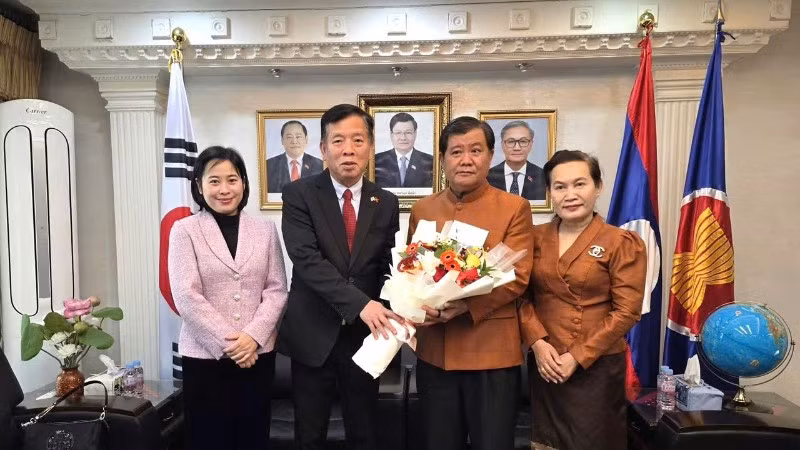 Đại sứ Vũ Hồ chúc mừng Đại sứ Lào Songkane Luangmuninthone nhân kỷ niệm 50 năm Quốc khánh nước Cộng hòa Dân chủ Nhân dân Lào.