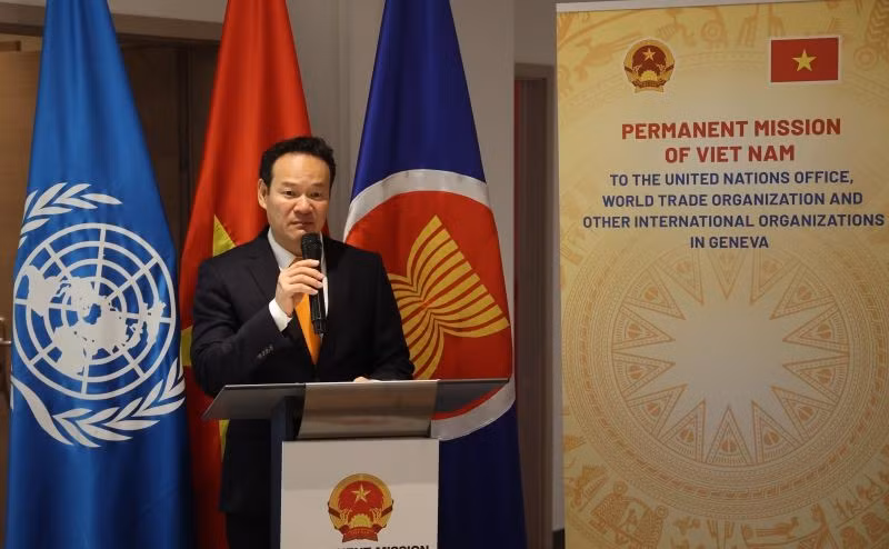 Đại sứ Mai Phan Dũng, Trưởng Phái đoàn Thường trực Việt Nam tại Geneva phát biểu khai mạc tọa đàm.