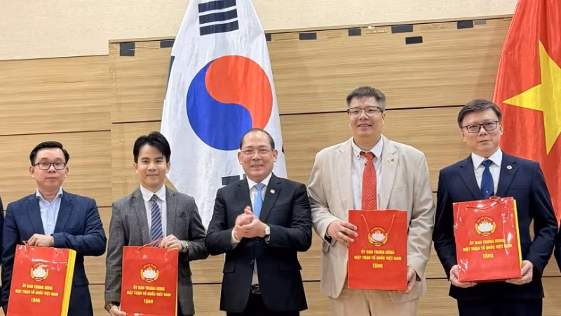Phó Chủ tịch Ủy ban Trung ương Mặt trận Tổ quốc Việt Nam Hoàng Công Thủy trao quà cho đại diện Hiệp hội Doanh nhân và Đầu tư Việt Nam-Hàn Quốc và Hội Chuyên gia-Tri thức Việt Nam-Hàn Quốc. (Ảnh: VKBIA cung cấp)