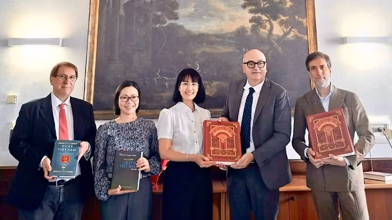 Đại sứ Nguyễn Phương Anh trao tặng một số đầu sách cho Khoa tiếng Việt của Trường đại học Phương Đông Napoli. (Ảnh: Đại sứ quán Việt Nam tại Italia cung cấp)