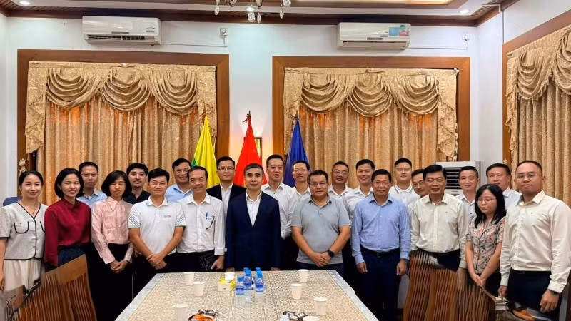 Đại sứ Nguyễn Anh Đức chụp ảnh kỷ niệm cùng đại diện cộng đồng doanh nghiệp Việt Nam. (Ảnh: Đại sứ quán Việt Nam tại Myanmar cung cấp)