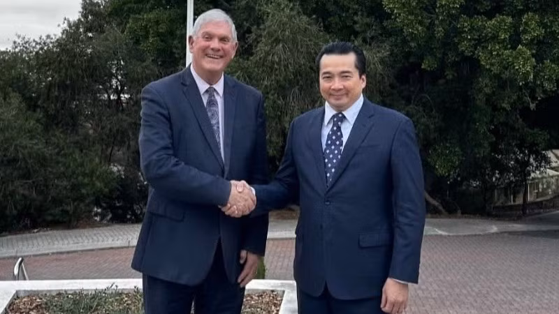 Tổng Lãnh sự Phạm Hải Anh chào xã giao Thị trưởng thành phố Cockburn Logan K. Howlett JP. (Ảnh do Tổng Lãnh sự quán Việt Nam tại Perth cung cấp)