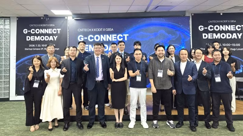 Lãnh đạo Hiệp hội Doanh nhân và Đầu tư Việt Nam-Hàn Quốc chụp ảnh cùng đại diện các doanh nghiệp khởi nghiệp Việt Nam tham dự sự kiện. (Ảnh: VKBIA cung cấp)