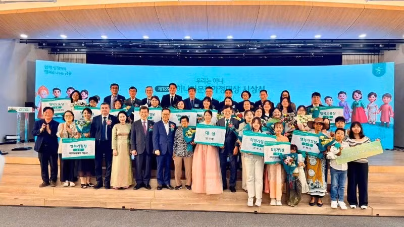 Đại diện đơn vị tổ chức chụp ảnh kỷ niệm cùng các gia đình đa văn hóa tham dự Lễ trao giải Gia đình Văn hóa toàn cầu lần thứ 18. (Ảnh: Đại sứ quán Việt Nam tại Hàn Quốc cung cấp)
