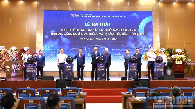 Các đại biểu bấm nút khai trương mạng lưới Trung tâm đào tạo xuất sắc và tài năng trong lĩnh vực Công nghệ giao thông và Hạ tầng tiên tiến, thông minh.