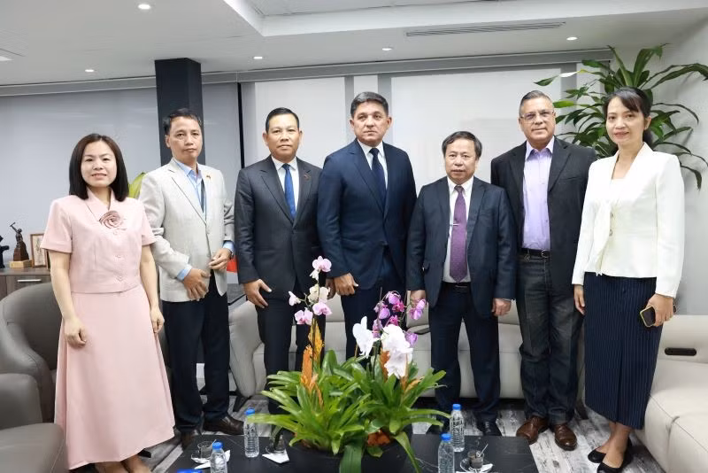 Phó Tổng thống Venezuela Jorge Márquez (đứng giữa) và Đại sứ Việt Nam tại Venezuela Vũ Trung Mỹ (thứ 3 từ trái sang) chụp ảnh cùng Đoàn công tác. (Ảnh: Đại sứ quán Việt Nam tại Venezuela)