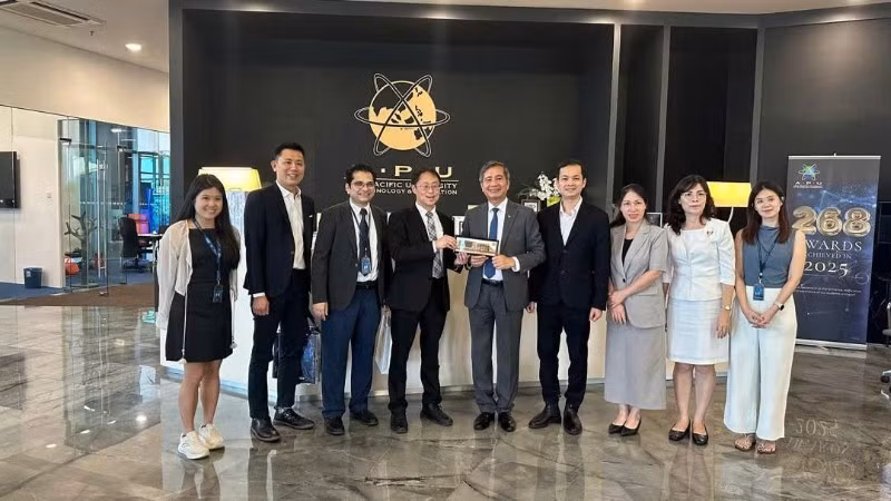 Đại sứ Đinh Ngọc Linh (thứ 5 từ phải sang) và cán bộ Đại sứ quán chụp ảnh kỷ niệm cùng lãnh đạo Trường đại học Công nghệ và Sáng tạo châu Á-Thái Bình Dương. 