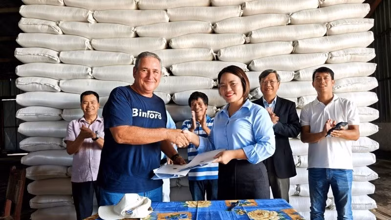 Các bên trao Biên bản ký kết bàn giao 1.200 tấn gạo do Việt Nam sản xuất cho Cuba. (Ảnh do Đại sứ quán Việt Nam tại Cuba cung cấp)