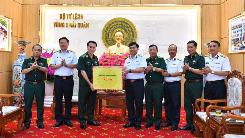 Trung tướng Vũ Trung Kiên, Ủy viên Trung ương Đảng, Tư lệnh Bộ đội Biên phòng trao quà tặng cán bộ, chiến sĩ Vùng 5 Hải quân. (Ảnh: Trần Kiên)
