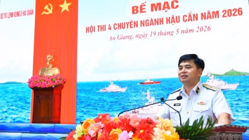 Chuẩn Đô đốc Trịnh Xuân Tùng, Tư lệnh Vùng 5 Hải quân phát biểu chỉ đạo tại lễ bế mạc cuộc thi. (Ảnh: Trần Kiên)