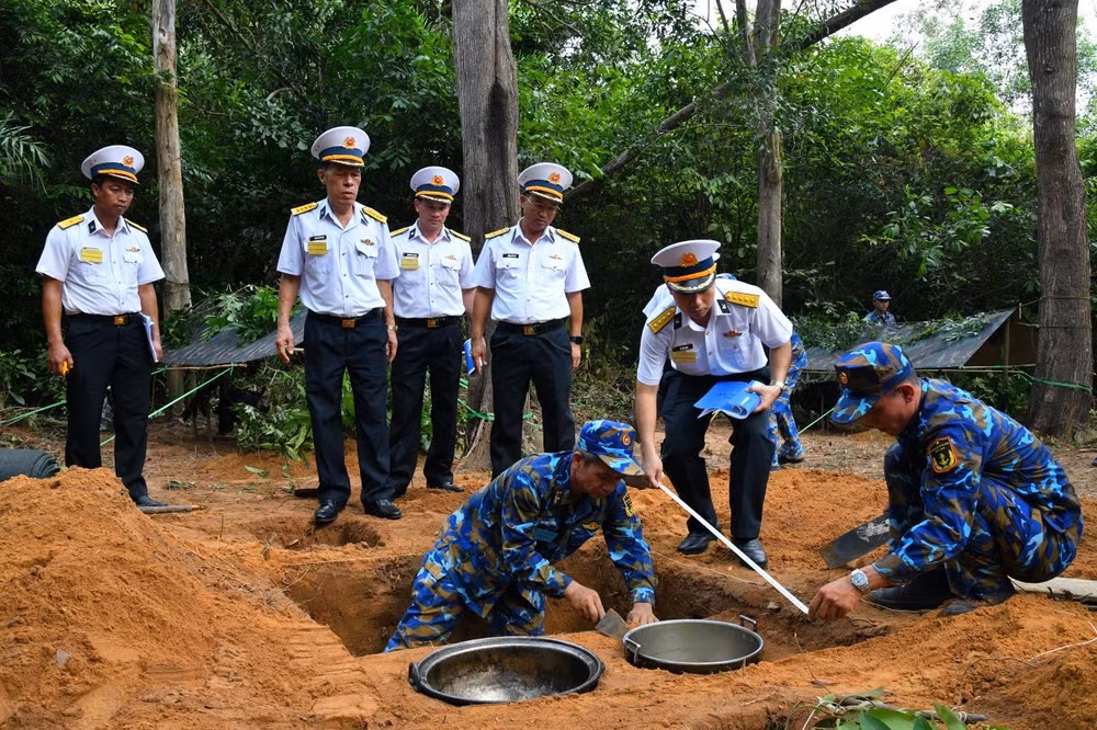 ban-giam-khao-cham-thi-noi-dung-dao-bep-hoang-cam.jpg