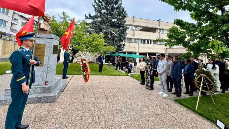 Cán bộ, đảng viên, nhân viên Đại sứ quán, đại diện Hội người Việt Nam tại Bulgaria, Hội Thanh niên - Sinh viên Việt Nam tại Bulgaria dâng hoa tại tượng đài Chủ tịch Hồ Chí Minh. (Ảnh do Đại sứ quán Việt Nam cung cấp)