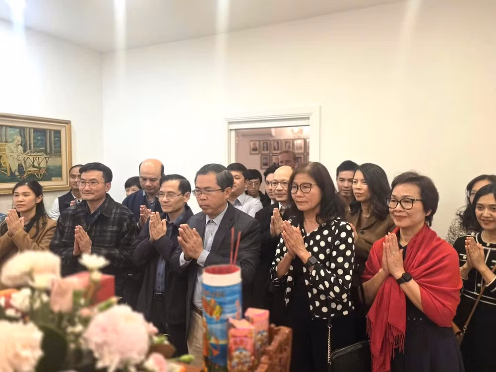 Đại sứ Phạm Hùng Tâm cùng cán bộ Đại sứ quán, đại diện cộng đồng Việt Nam tại thủ đô Canberra dâng hương tưởng nhớ Chủ tịch Hồ Chí Minh. (Ảnh do Đại sứ quán Việt Nam tại Australia cung cấp)