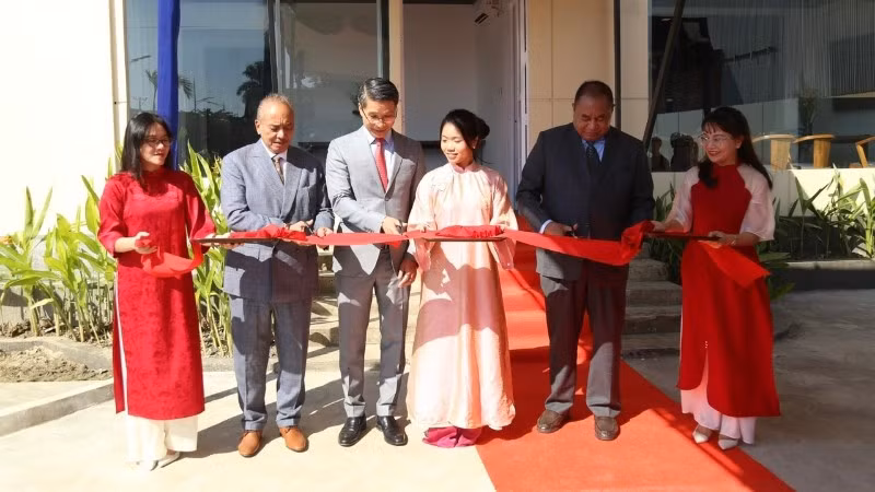 Đại biện Phạm Bình Đàm và các đại biểu cắt băng khai trương Đại sứ quán Việt Nam tại Timor-Leste. (Ảnh: Đại sứ quán Việt Nam tại tại Timor-Leste cung cấp)