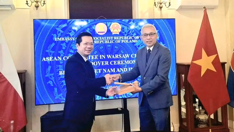 Đại sứ Hà Hoàng Hải bàn giao chức Chủ tịch luân phiên cho Đại sứ quán Indonesia tại Ba Lan. (Ảnh: Đại sứ quán Việt Nam tại Ba Lan cung cấp)