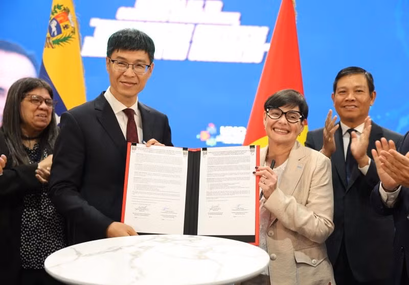 Giáo sư, Tiến sĩ Từ Minh Phương, Chủ tịch Hội đồng Học viện Công nghệ Bưu chính Viễn thông và bà Gabriela Jiménez Ramírez, Phó Tổng thống kiêm Bộ trưởng Khoa học và Công nghệ, Hiệu trưởng Đại học Khoa học quốc gia Venezuela ký Bản ghi nhớ hợp tác. (Ảnh: Đại sứ quán Việt Nam tại Venezuela)