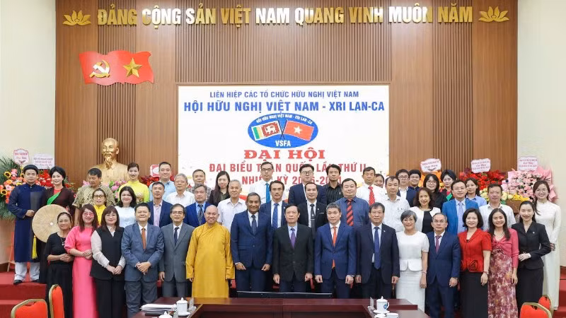 Các đại biểu chụp ảnh kỷ niệm cùng Ban Chấp hành Hội Hữu nghị Việt Nam-Sri Lanka nhiệm kỳ 2026-2031. (Ảnh: Đinh Hòa/VUFO)