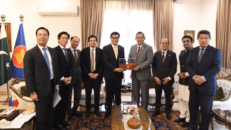 Đại sứ các nước ASEAN tại Pakistan chụp ảnh kỷ niệm với Bộ trưởng Dầu mỏ Pakistan Ali Pervaiz Malik. (Ảnh: Đại sứ quán Việt Nam tại Pakistan cung cấp)