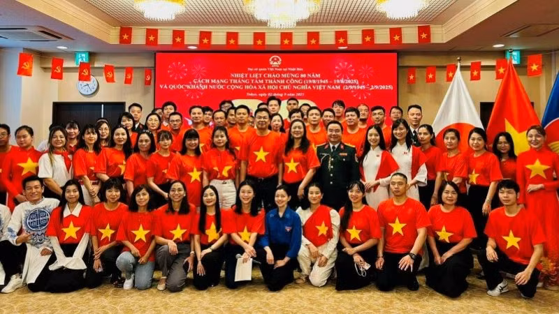 Đại sứ Phạm Quang Hiệu chụp ảnh kỷ niệm cùng các đại biểu tham dự lễ kỷ niệm. (Ảnh: Đại sứ quán Việt Nam tại Nhật Bản)