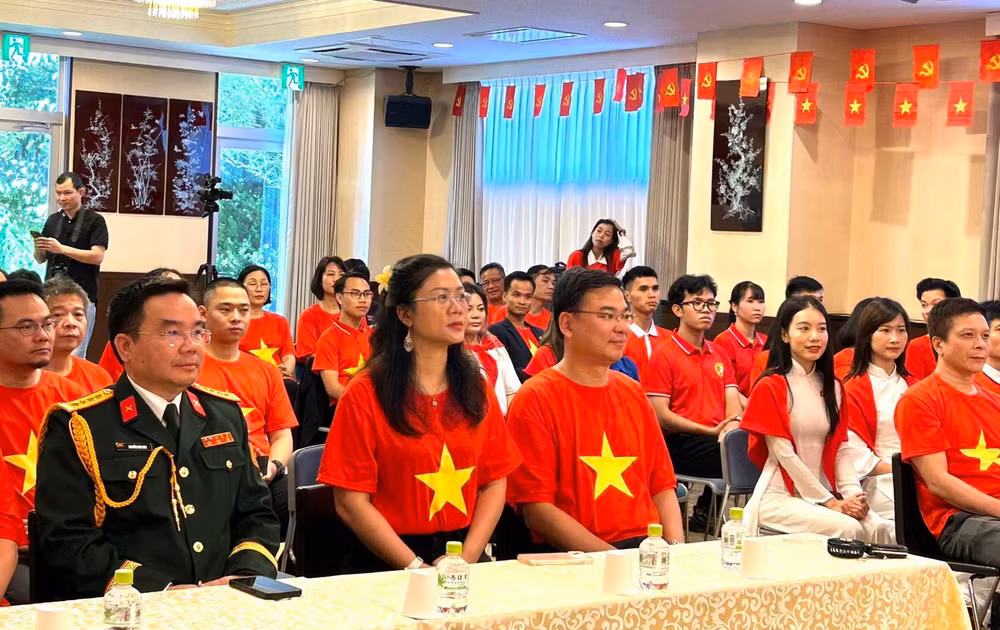 a4-cac-dai-bieu-tham-du-buoi-le-cham-chu-theo-doi-le-ky-niem-quoc-khanh-tai-quang-truong-ba-dinh.jpg