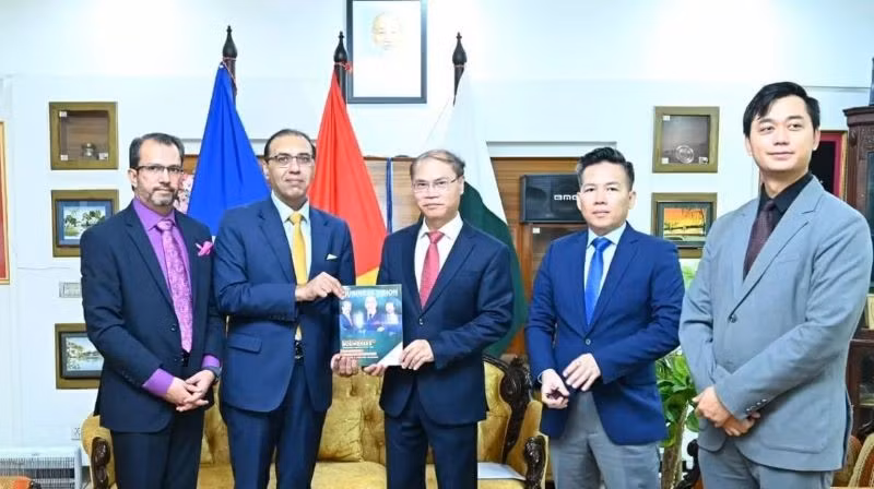 Ông Ushman Shaukat – Chủ tịch Phòng Thương mại và Công nghiệp thành phố Rawalpindi trao sách tặng Đại sứ Phạm Anh Tuấn. (Ảnh: Đại sứ quán Việt Nam tại Pakistan)