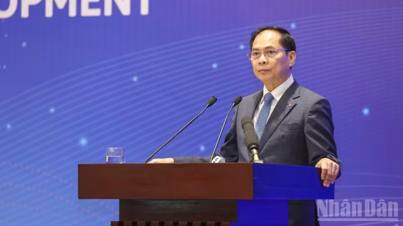 Phó Thủ tướng Chính phủ Bùi Thanh Sơn phát biểu chỉ đạo tại Hội nghị quốc tế lần thứ V về hợp tác giữa Việt Nam và các tổ chức phi chính phủ nước ngoài, đối tác vì sự phát triển thịnh vượng và bền vững. (Ảnh: ĐINH HÒA)
