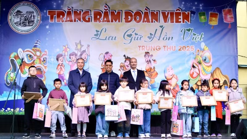 Ban tổ chức chương trình tặng quà cho các cháu thiếu nhi tại Tết Trung thu cộng đồng 2025. (Ảnh: Đại sứ quán Việt Nam tại Hungary)